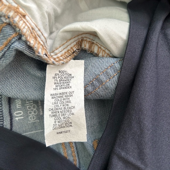 A Glow Maternity Shorts - Picture 4 of 4